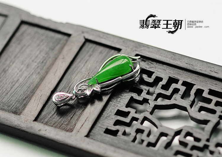 冰种阳绿满绿缅甸翡翠水滴胸坠