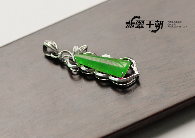 冰种阳绿满绿缅甸翡翠梯形胸坠