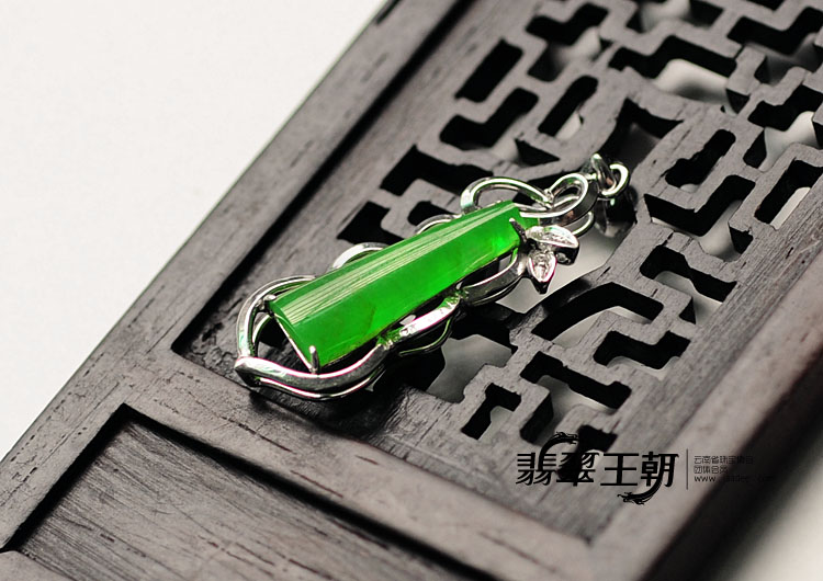 冰种阳绿满绿缅甸翡翠梯形胸坠