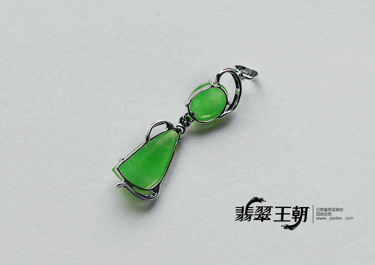 冰种苹果绿缅甸翡翠小猫胸坠