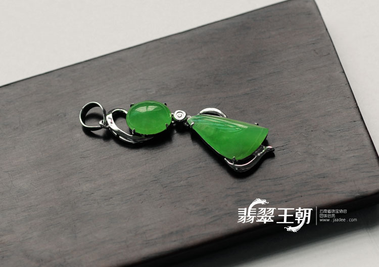 冰种苹果绿缅甸翡翠小猫胸坠
