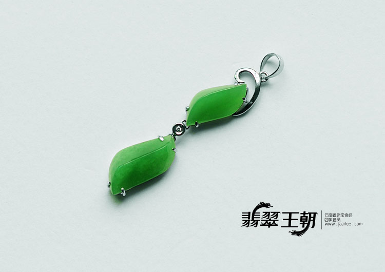 冰种苹果绿缅甸翡翠胸坠