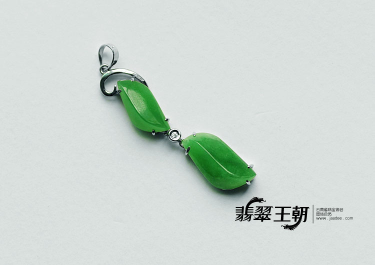 冰种苹果绿缅甸翡翠胸坠