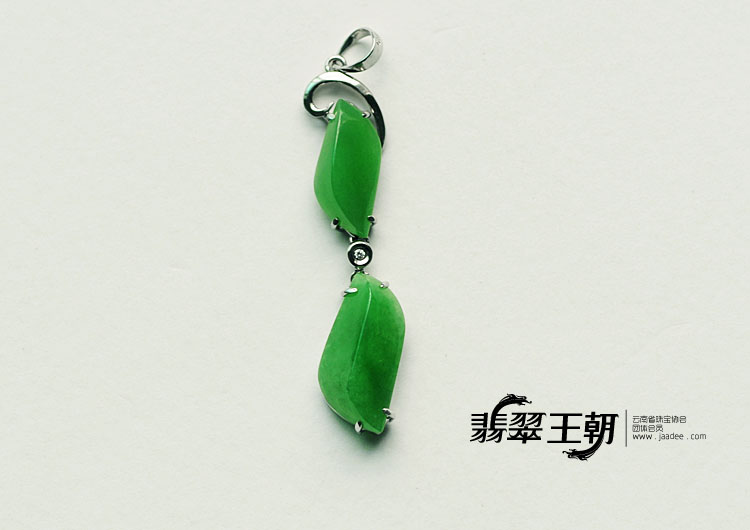 冰种苹果绿缅甸翡翠胸坠