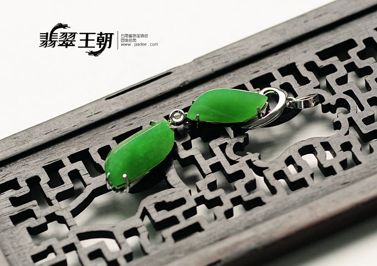 冰种苹果绿缅甸翡翠胸坠