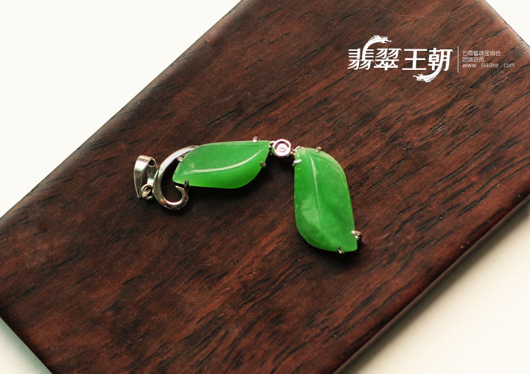 冰种苹果绿缅甸翡翠胸坠