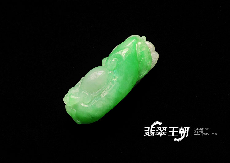 糯冰种翠色缅甸翡翠如意挂件