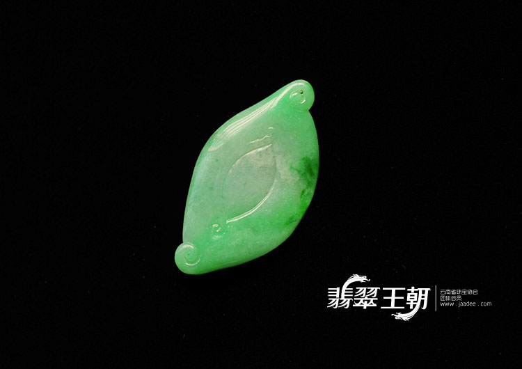 糯冰种翠色缅甸翡翠水滴如意挂件