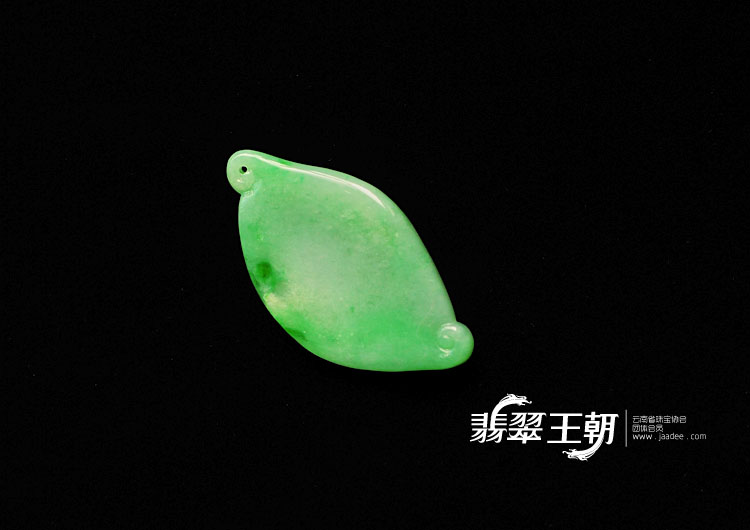 糯冰种翠色缅甸翡翠水滴如意挂件