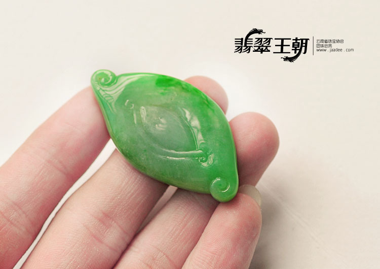 糯冰种翠色缅甸翡翠水滴如意挂件
