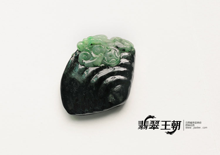 糯冰种墨翠缅甸翡翠贝壳挂件