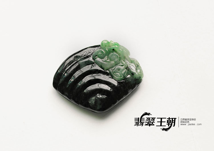 糯冰种墨翠缅甸翡翠贝壳挂件