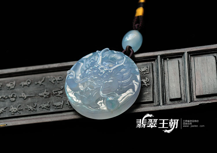 冰种淡紫罗兰飘花缅甸翡翠龙头玉牌挂件