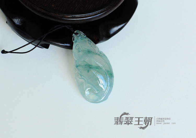 冰种飘花缅甸翡翠金鱼挂件