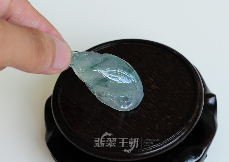 冰种飘花缅甸翡翠金鱼挂件