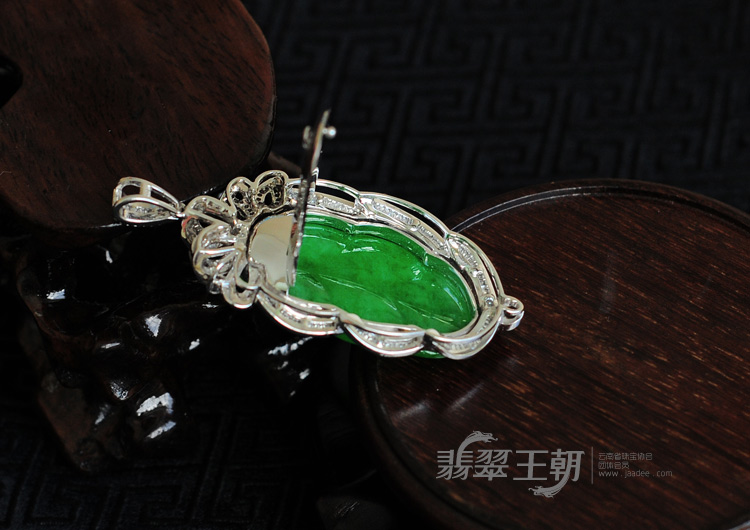 冰种正阳绿满绿缅甸翡翠镶白金叶子挂件（真钻）