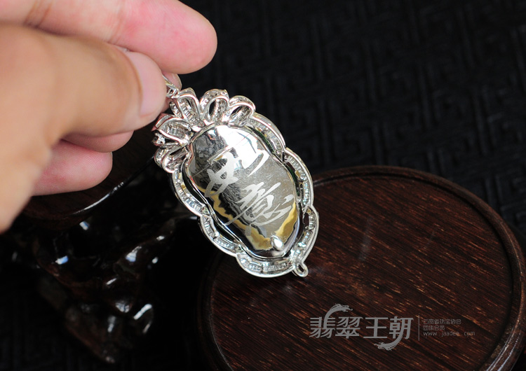 冰种正阳绿满绿缅甸翡翠镶白金叶子挂件（真钻）
