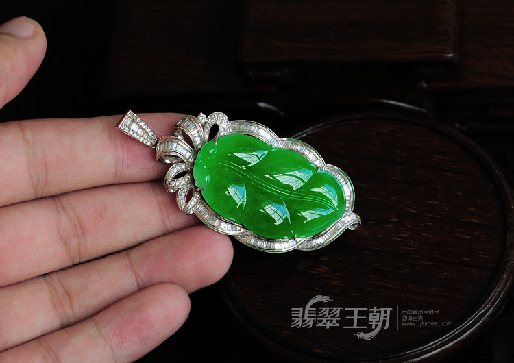 冰种正阳绿满绿缅甸翡翠镶白金叶子挂件（真钻）
