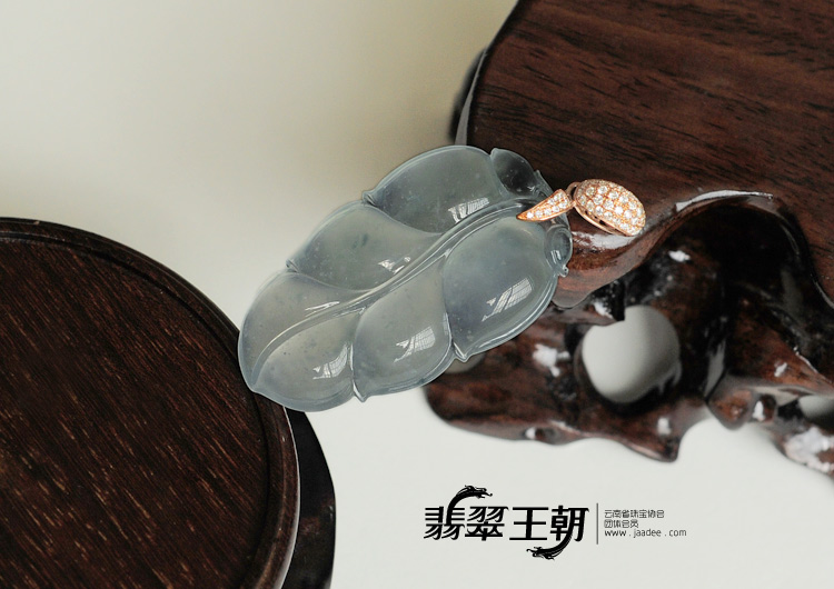 冰玻种略飘花缅甸翡翠叶子挂件