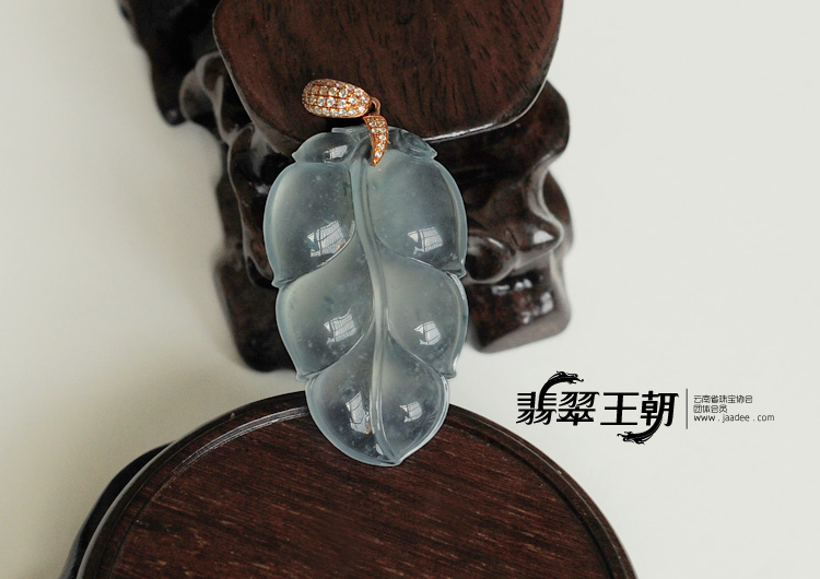 冰玻种略飘花缅甸翡翠叶子挂件