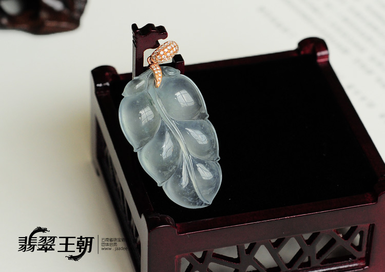 冰玻种略飘花缅甸翡翠叶子挂件