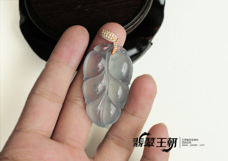 冰玻种略飘花缅甸翡翠叶子挂件