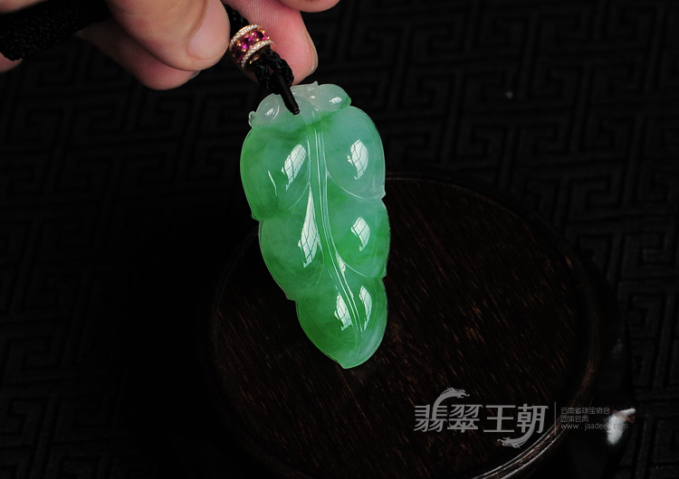 冰种飘翠缅甸翡翠叶子挂件