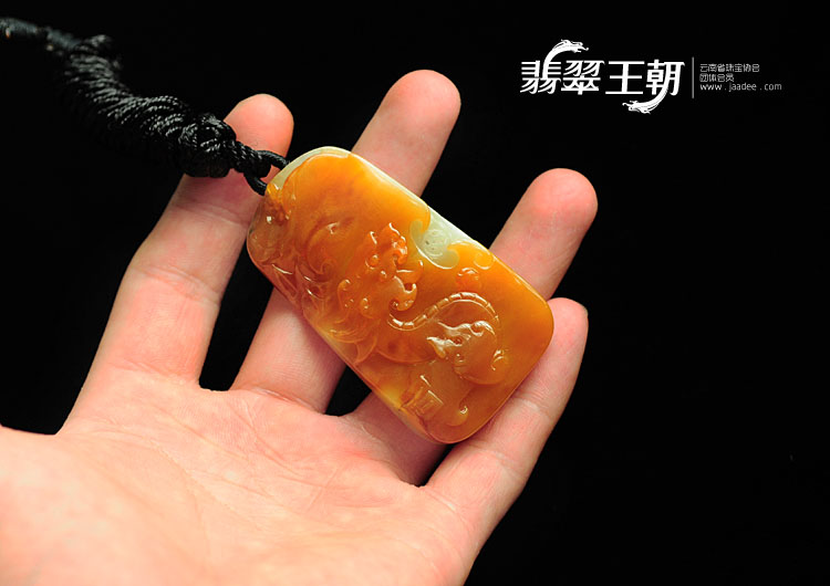 糯冰种黄翡缅甸翡翠龙牌挂件