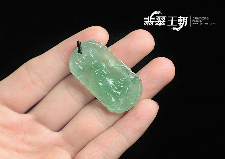 冰种晴水缅甸翡翠虎牌挂件