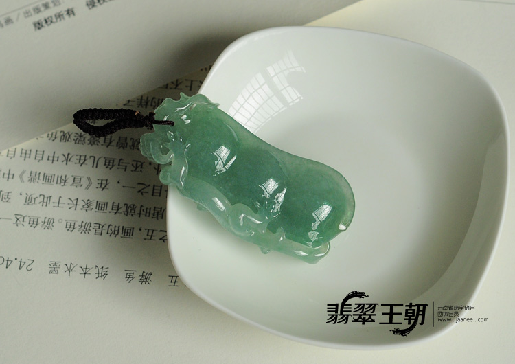 糯冰种晴水缅甸翡翠龙腾四季挂件
