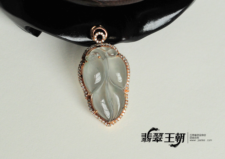 玻璃种强莹光缅甸翡翠镶玫瑰金“金枝玉叶”挂件（真钻）