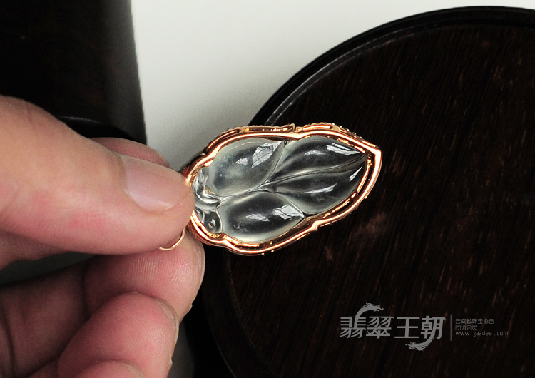 玻璃种强莹光缅甸翡翠镶玫瑰金“金枝玉叶”挂件（真钻）