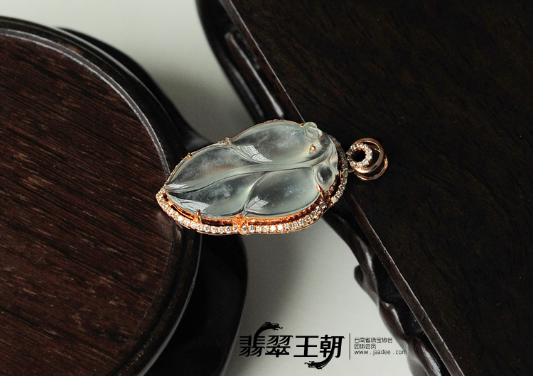 玻璃种强莹光缅甸翡翠镶玫瑰金“金枝玉叶”挂件（真钻）