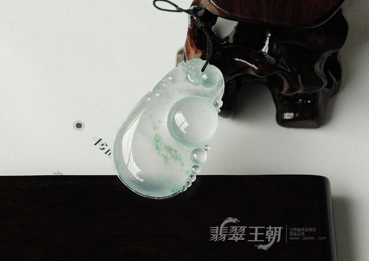 冰玻种飘花缅甸翡翠灵猴献福挂件