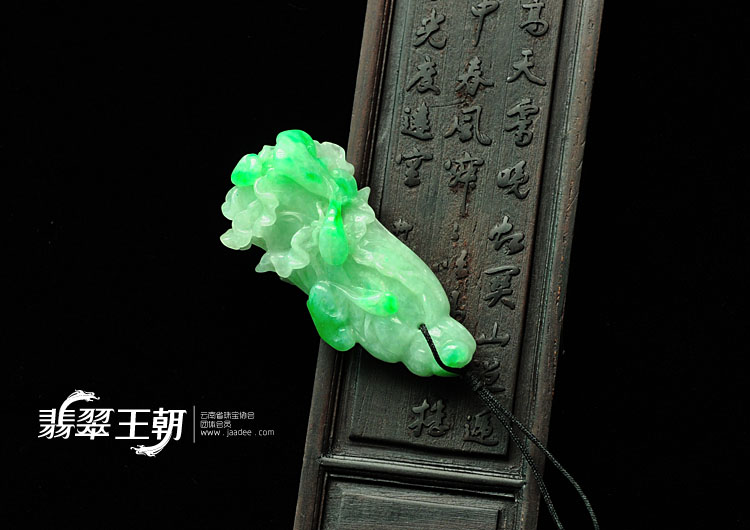 糯冰种翠色缅甸翡翠发财挂件