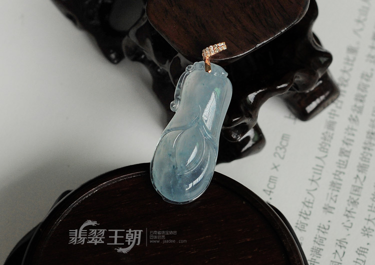 冰玻种飘蓝花缅甸翡翠玉兰花挂件