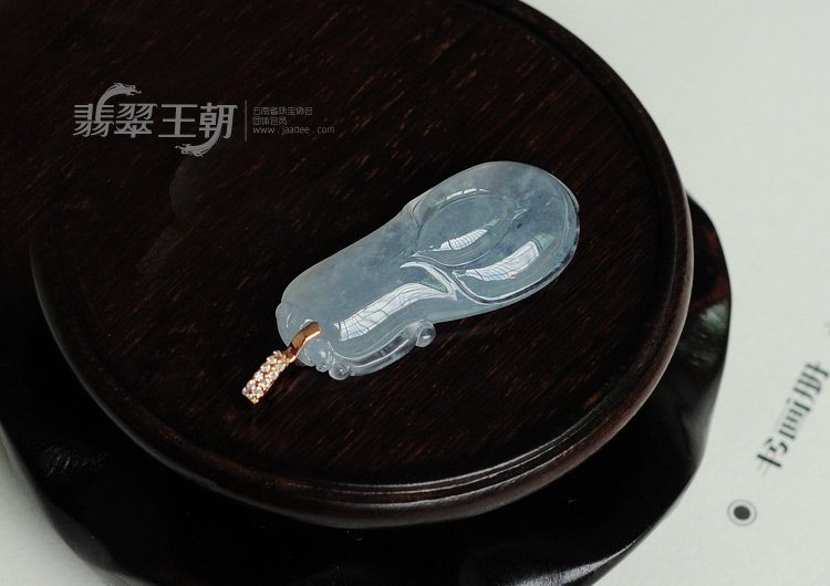 冰玻种飘蓝花缅甸翡翠玉兰花挂件