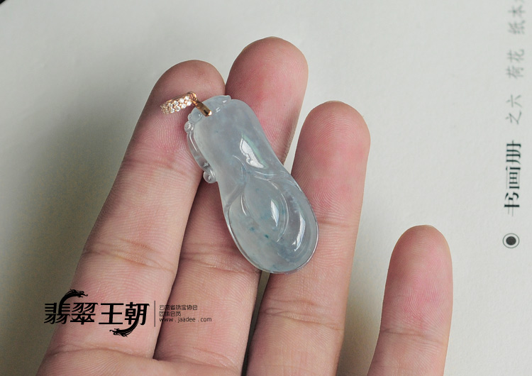 冰玻种飘蓝花缅甸翡翠玉兰花挂件