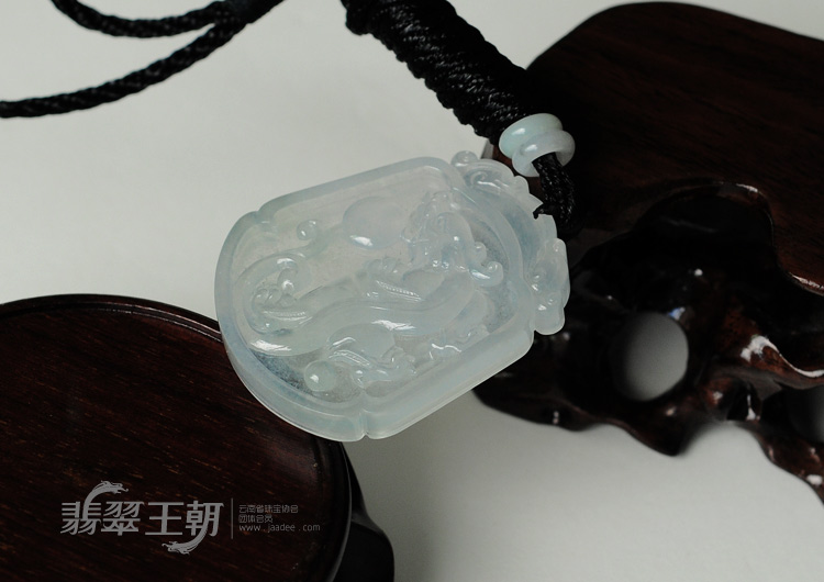 玻璃种缅甸翡翠龙牌挂件