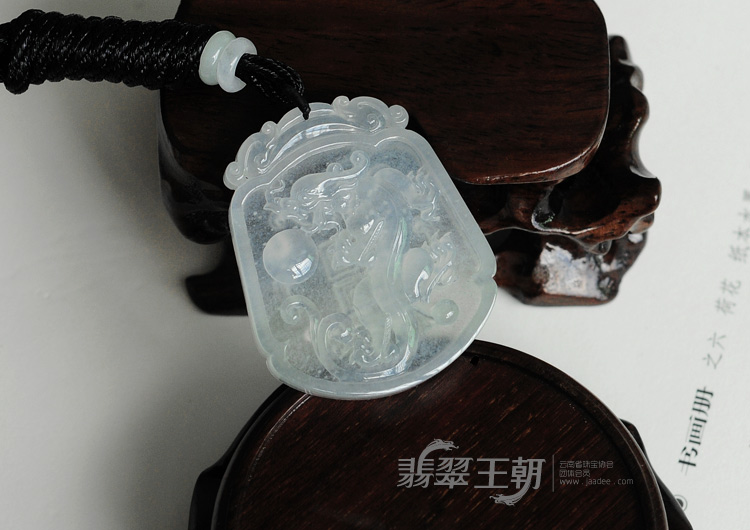 玻璃种缅甸翡翠龙牌挂件