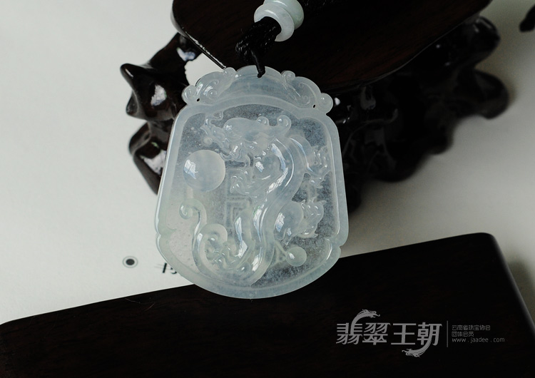 玻璃种缅甸翡翠龙牌挂件