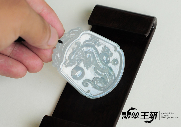 玻璃种缅甸翡翠龙牌挂件