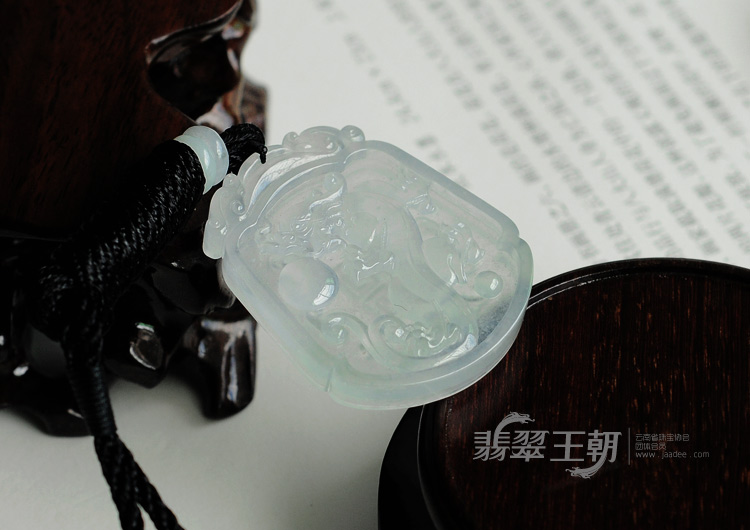 玻璃种缅甸翡翠龙牌挂件