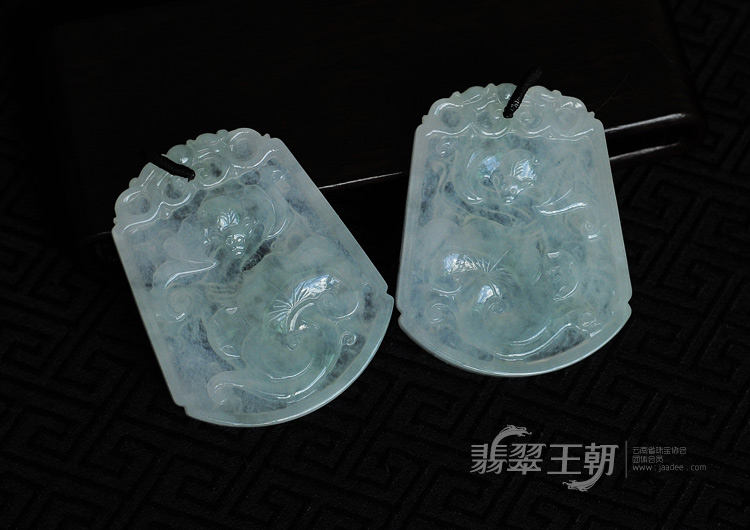 冰种淡晴水缅甸翡翠龙牌挂件(一对)