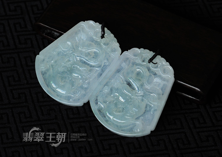 冰种淡晴水缅甸翡翠龙牌挂件(一对)