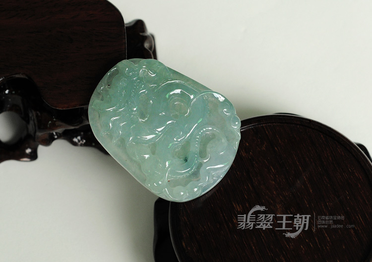 冰种蓝晴水缅甸翡翠龙牌挂件
