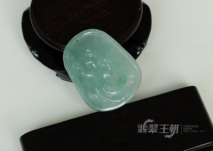 冰种蓝晴水缅甸翡翠龙牌挂件
