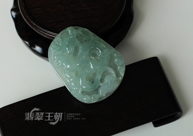 冰种蓝晴水缅甸翡翠龙牌挂件