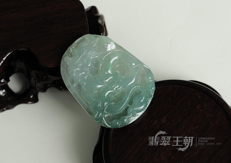冰种蓝晴水缅甸翡翠龙牌挂件