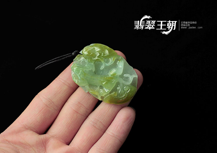 冰种黄翡缅甸翡翠草龙挂件
